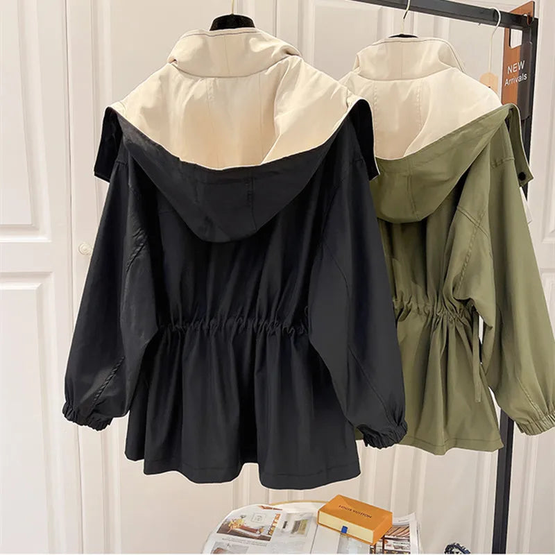 Damjacka med mellanlång huva och åtsnörd midja