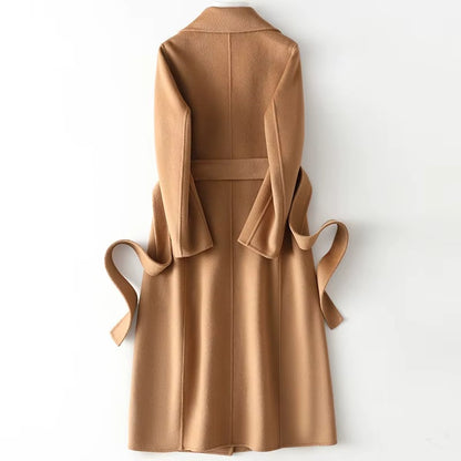 Lång vinterjacka med bälte och nedfällbar krage för dam