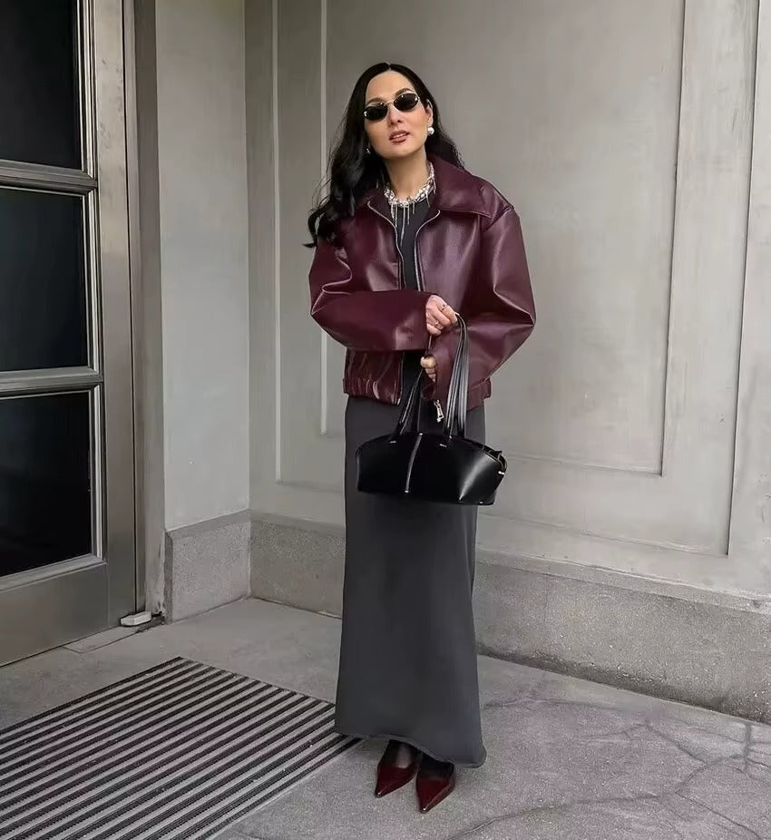 Vinröd damjacka med knappar dragkedja och slagkrage