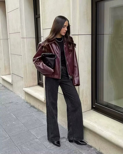 Vinröd damjacka med knappar dragkedja och slagkrage